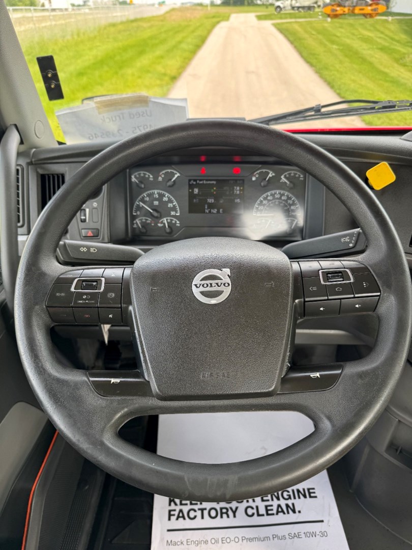 2020 VOLVO VNR300 - USED TRUCKS DAY CAB - image 14